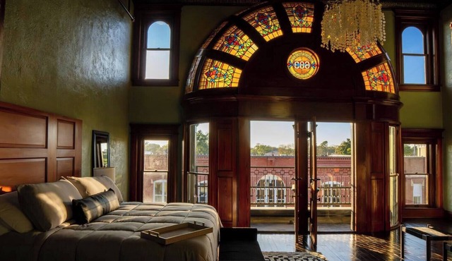 THE MOST BEAUTIFUL SUITE IN HISTORICAL DOWNTOWN MARSHALL, WITH ALL THE AMENITIES