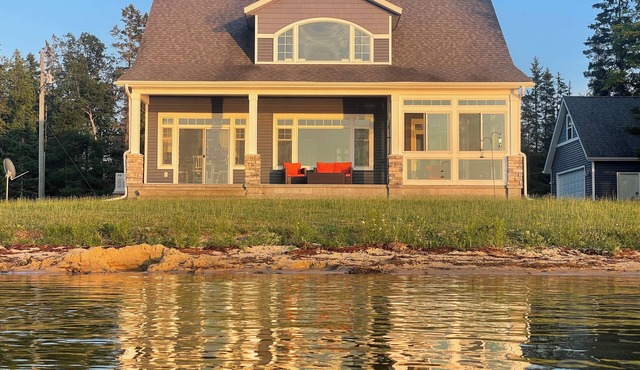 The most Charming cottage in the U.P. with 4 bedrooms & WiFi, on Lake Milakokia