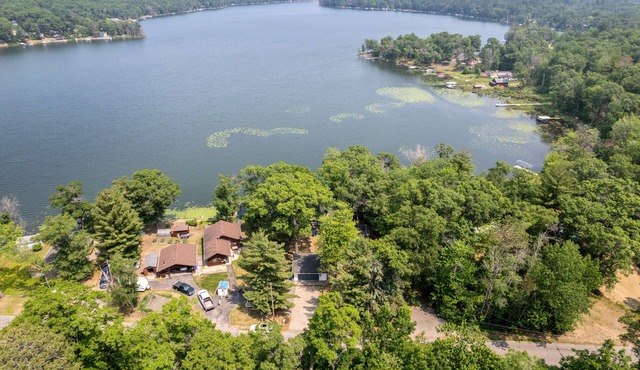 'The Motley Crew Haus' Northern MN Updated Lake House - 100 feet of lakeshore!
