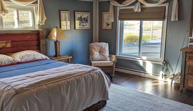 The Mount Pleasant House: Slopeside 6-bedroom Farmhouse in Edinboro