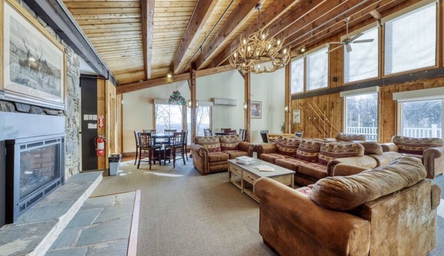 THE MOUNT SNOW CABIN - Rustic/Modern 4bd w Pool,Spa & Trails minutes to Mt Snow!