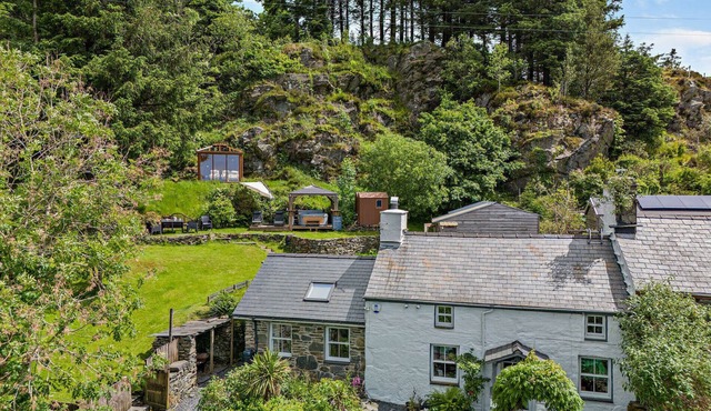 The Mountains House - Three Bedroom House, Sleeps 6