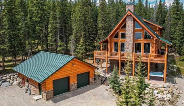 The Mountain Gem Chalet/Hot Tub Luxe Log Retreat