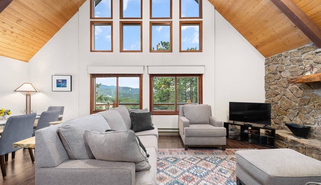 The Mountain Getaway. Panoramic Views! Hot Tub. Minutes to Evergreen Lake and Red Rocks!