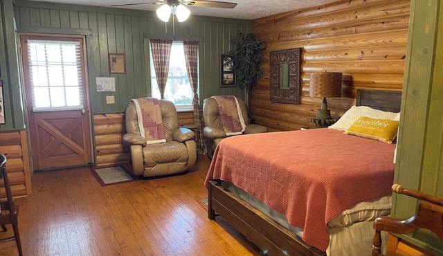 The Mountain Lodge Room - with tall Queen Bed