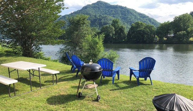 “The Mountain View” is a welcoming apartment with AC in charming Boomer by river