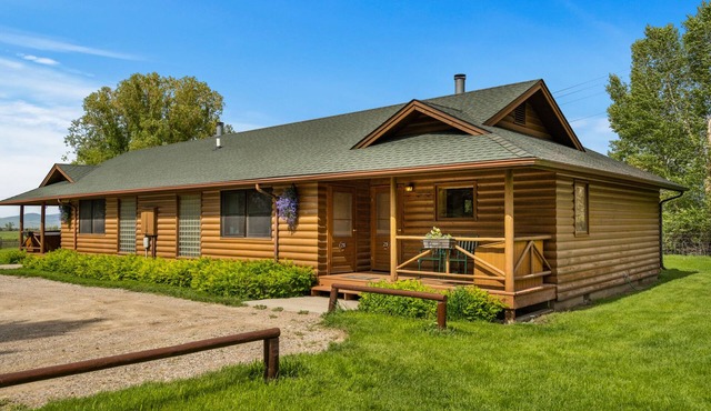 The Mountainside II deluxe is a spacious log cabin 2 bed/2bath