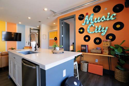 The Muse - Modern 2BR Condo with Private Balcony and City Rooftop Access