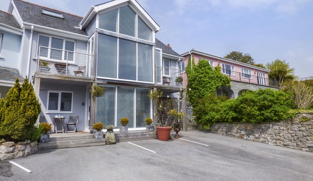 THE MUSHROOM HOUSE, country holiday cottage, with a garden in Tenby