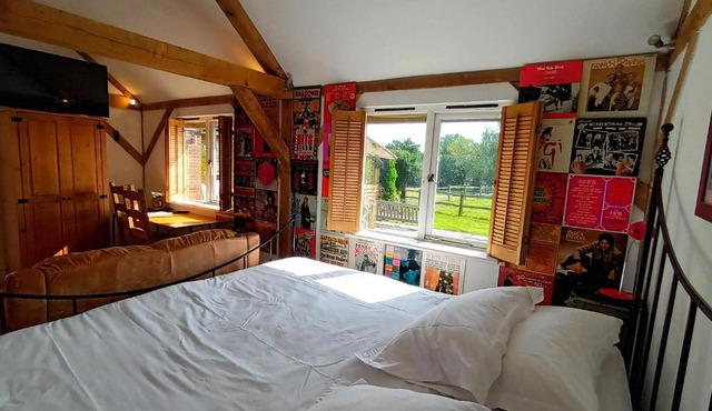 The Music Room - Kingsize Double Oak Studio - Sleeps 2 - Quirky - Rural