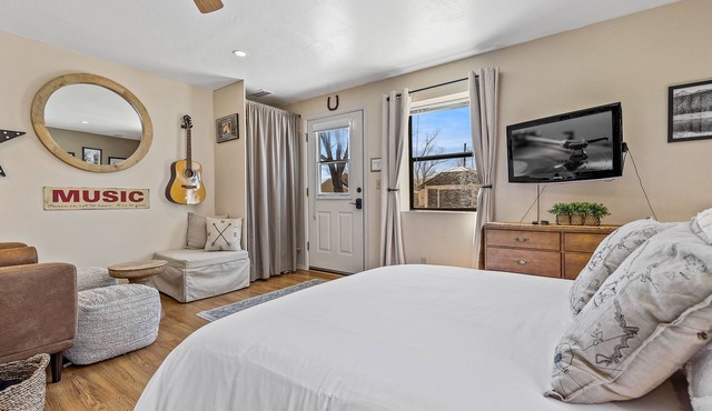 The Music Studio, Historic FLG, Sleeps 3, Private & A/C!n