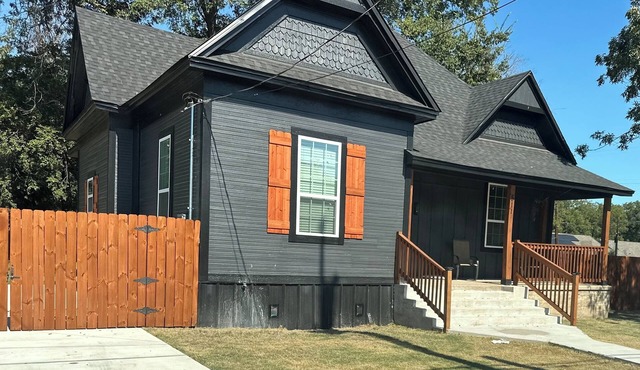 The Mustard Seed Cottage-Charming 3-BR Craftsman conveniently located downtown!