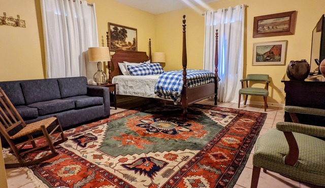 The Myrtle Room at The Town House Inn - Guesthouse