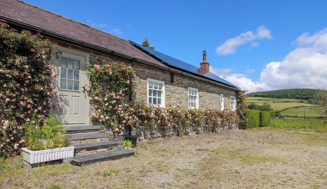 THE MYTTON AT MILL BARN, pet friendly, with open fire in Clun