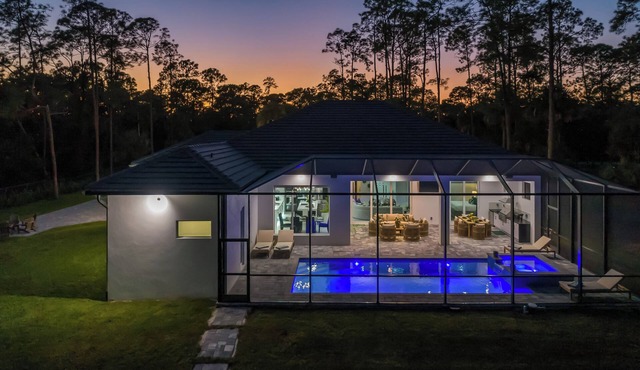 The Naples Luxe Retreat . Game Room Heated Pool