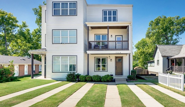 The Nash Nest! Spacious 3 story accommodation with Rooftop Deck