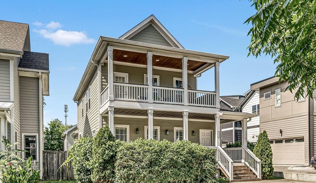 The Nations Farmhouse - King Bed & Backyard Deck - Less than 10 min to Broadway!