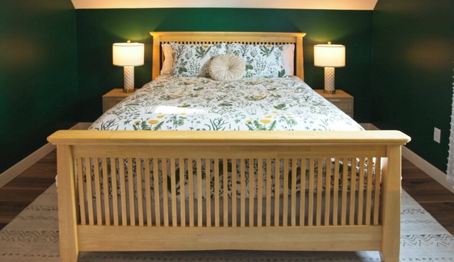 The Nature Loft: New 2-BR apartment in Troy with green space + patio