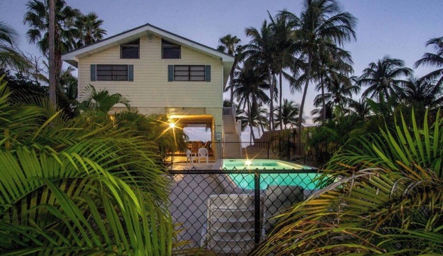 The Nautilus on the Ocean in Grassy Key 4 bed 3 bath with private pool, Hot Tub and oceanfront, 2 kayaks included