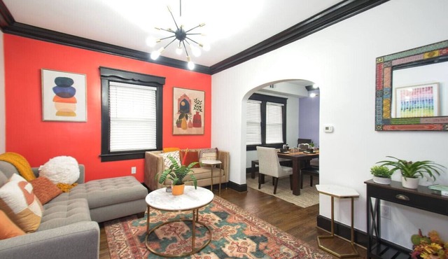 The Navel Nalle: Downtown Bungalow, Patio, Parking