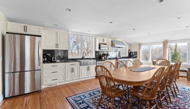 The Navillus House: Hot Tub, Ski On/Ski Off, A/C. Discounted Ski Rentals.