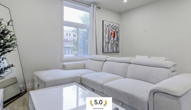 The NDG Escape|Prime Location & Cozy Stay