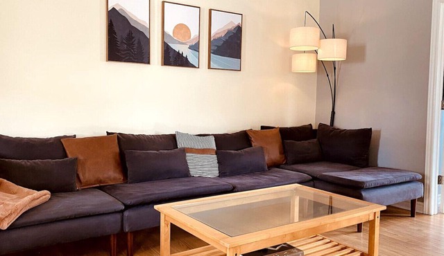 The Neighbourhood: Expansive loft | free parking