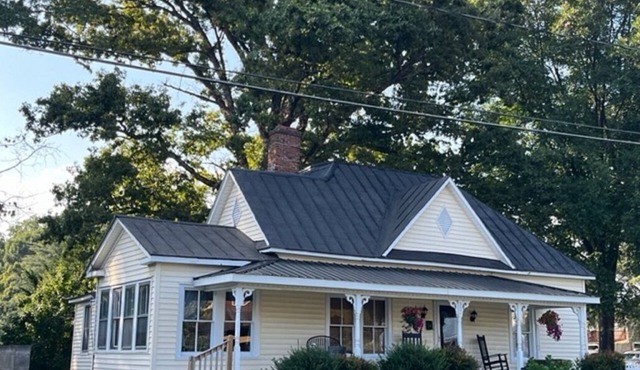 The Nellie House. An historic cottage in the Heart of Elkin