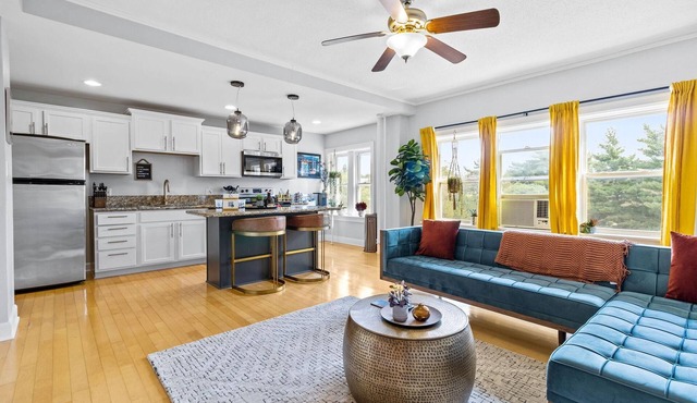 The Nelson - Gorgeous Condo Walkable to the Plaza + Streetcar!