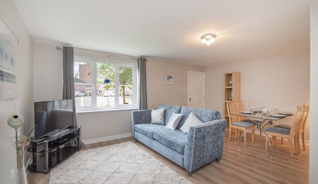 The Nelson: Spacious Main Door Holiday Home & Parking