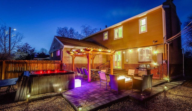 The Neon Cowboy: Hot Tub, Fire Pit, Movie Theater