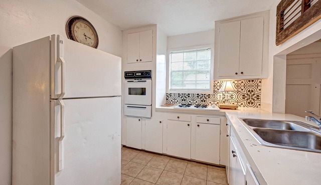 The Nero—2BR garage apartment Pet Friendly with private backyard. NO PARTIES!