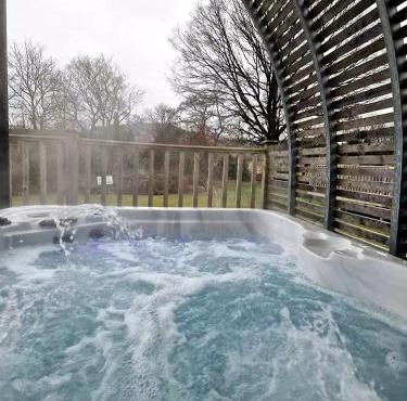 The Ness, Lodge with Hot Tub