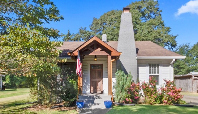 The Nest: A Comforting Southern Retreat. 2 miles from the University of AL.