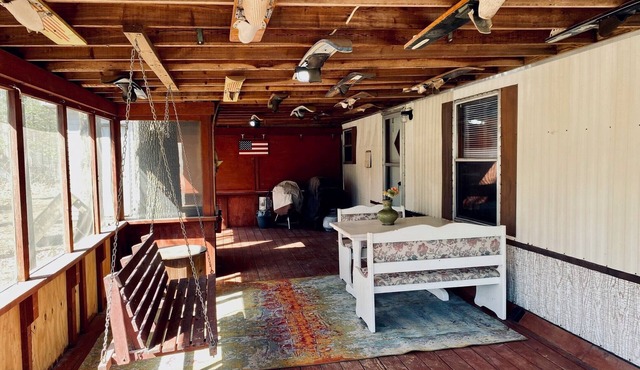 The Nest. A cozy lake house within walking distance of Lake Wappapello.