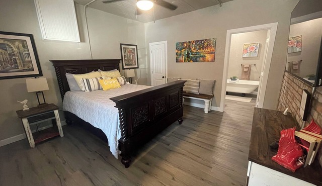The Nest at Main Street Suites: Unique Apt in historic downtown Van Buren, AR
