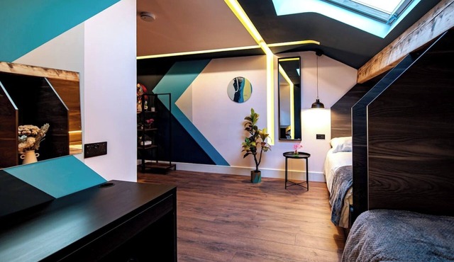 The Nest: Luxury 16 person Apt w jacuzzi & parking