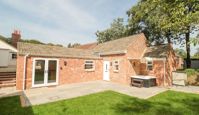 THE NEST, pet friendly, character holiday cottage in North Petherton