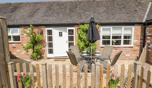 THE NEST, pet friendly, character holiday cottage in Market Bosworth