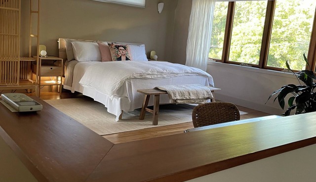 The Nest - Restful studio retreat for couples. Short 10 min walk to the beach.