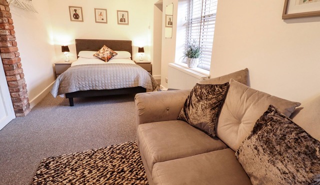 THE NEST, romantic, character holiday cottage in Bawtry
