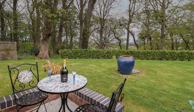 THE NEST, romantic, with a garden in Wetheral