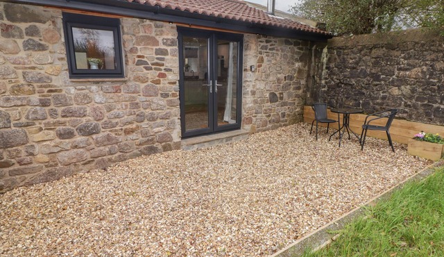 THE NEST, romantic, with a garden in Amroth