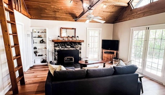 The Nest: Serene Sanctuary w Hot Tub, Fireplace, Grill, Hammock, Outdoor Fire Fe