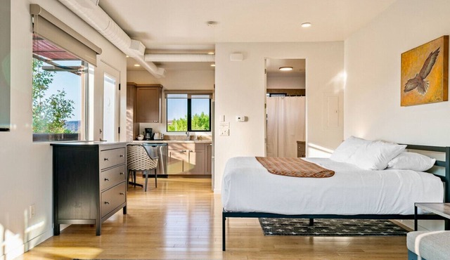 The Nest - Second Floor Studio Suite w/Red Rock Views