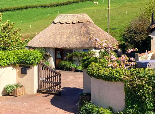 The Nest - Thatched seaside country cottage for two