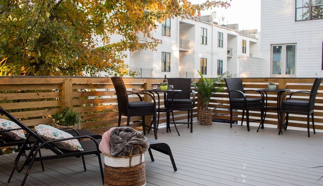 The Nest- Treetop Oasis studio with large deck- walk downtown