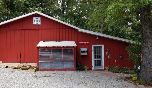 The NESTING HEN a Rustic , Cozy , Secluded Barn Studio