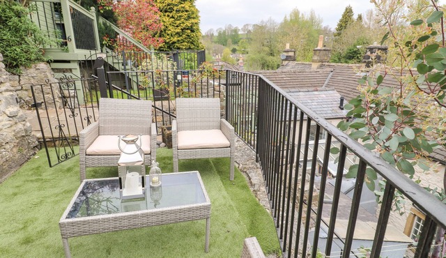 THE NESTLING - 5 VICTORIA COTTAGES, with a garden in Bakewell