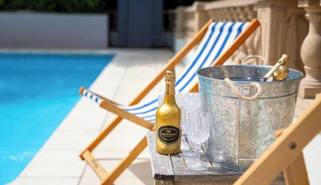 The New School Rooms near Bath - sleeps 10. Hot tub, Swimming pool ,Wifi, dishwasher, pool table